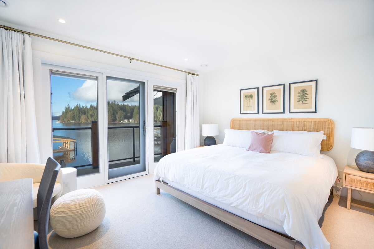 Queen bedroom with lake view balcony access
